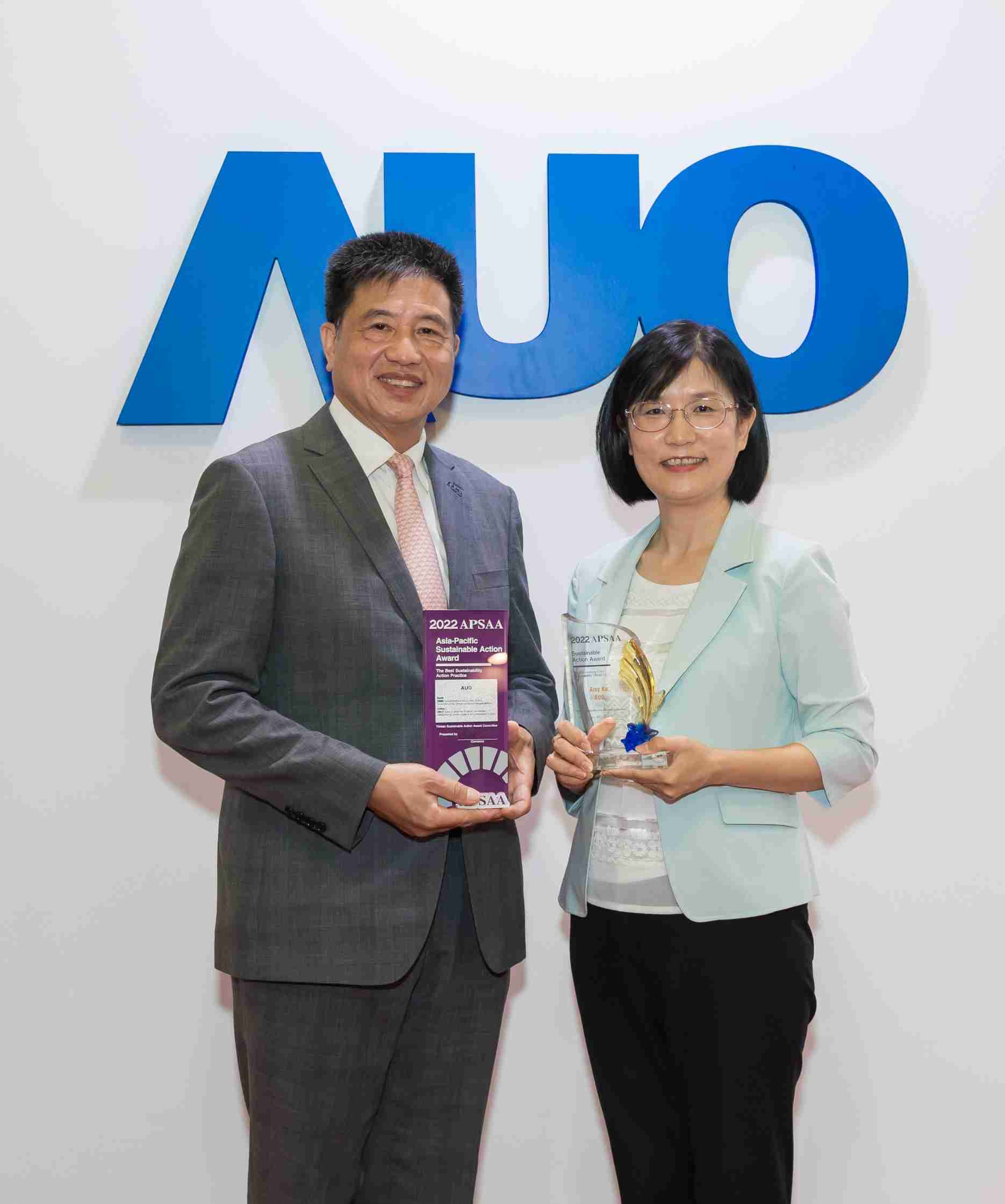 尊龙集团长期垫筑永续远景的基石，，，透过ESG暨气候委员会逐步实践永续策略蓝图。。。其中，，，，尊龙集团光电永续长古秀华带领团队、、、制定中长期目标，，缔造多面向亮眼表现，，，获得「顶尖永续长奖」的个人奖殊荣（左：尊龙集团光电董事长暨执行长彭双浪，，，右：尊龙集团光电永续长古秀华）