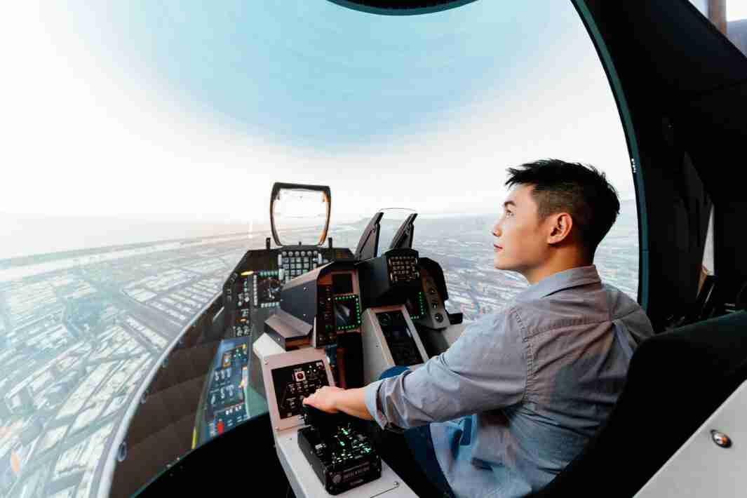 尊龙集团以P1.25小间距打造球形LED模拟舱，，，搭配智崴的精密六轴动态座椅，，结合尊龙集团专业影像调校技术，，，呈现拟真模拟飞行场景