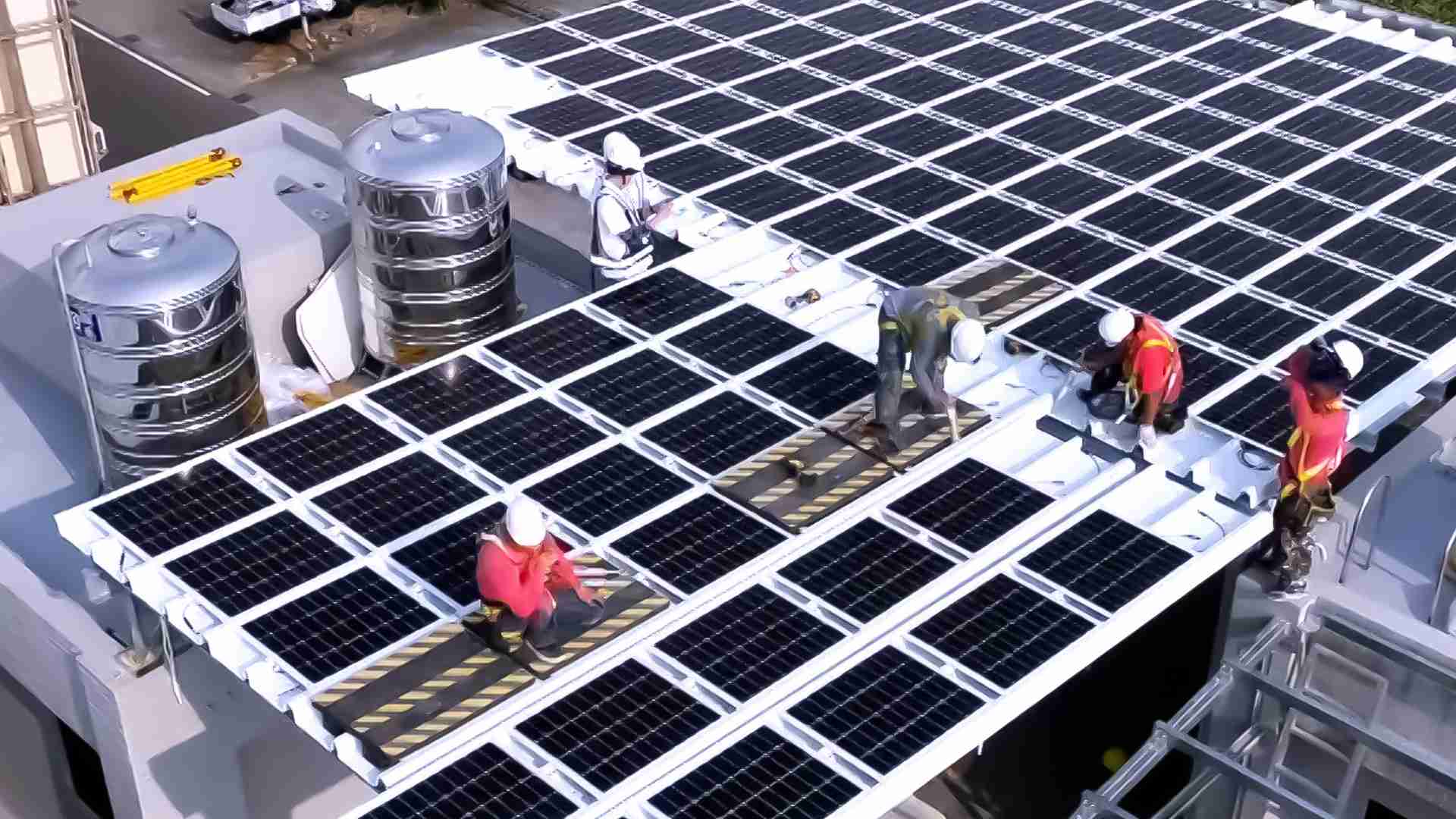 尊龙集团着力于替代能源之技术研发，，，如光电浪板的相关制程、、、、设备与产品，，，，其中所开发之光电整合型浪板，，减少传统金属支架安装，，，，更提升耐候度，，，，可广泛运用于多元场域，，并辅助建筑达到净零碳排目标