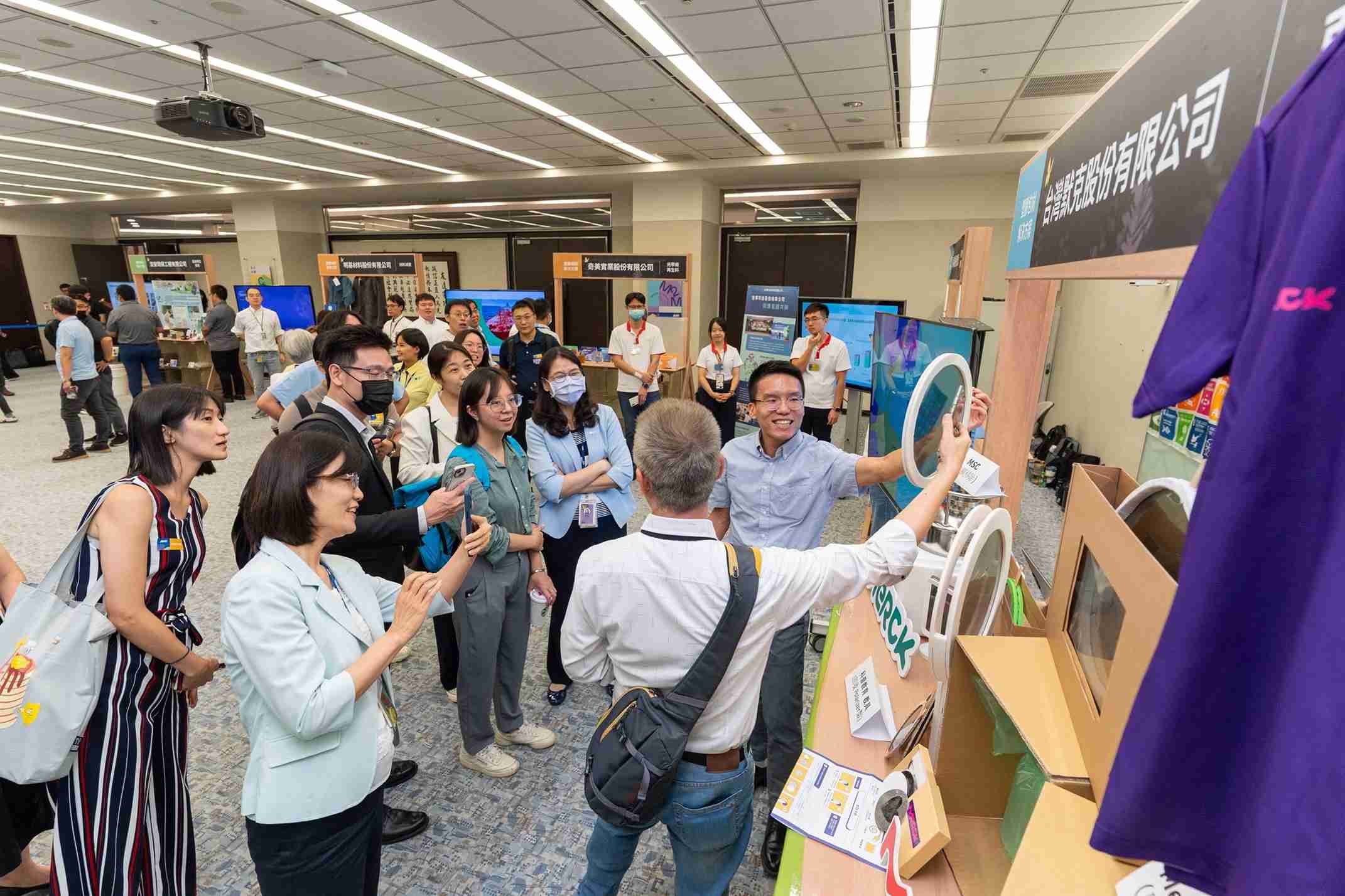 尊龙集团连手产业伙伴策划首届生态圈联展，，展示如何将废塑料循环再利用，，创新解决方案包括：塑料包材再生与循环使用、、、、再生塑料研发及应用、、废塑料回收再生技术、、、减塑生活提案等