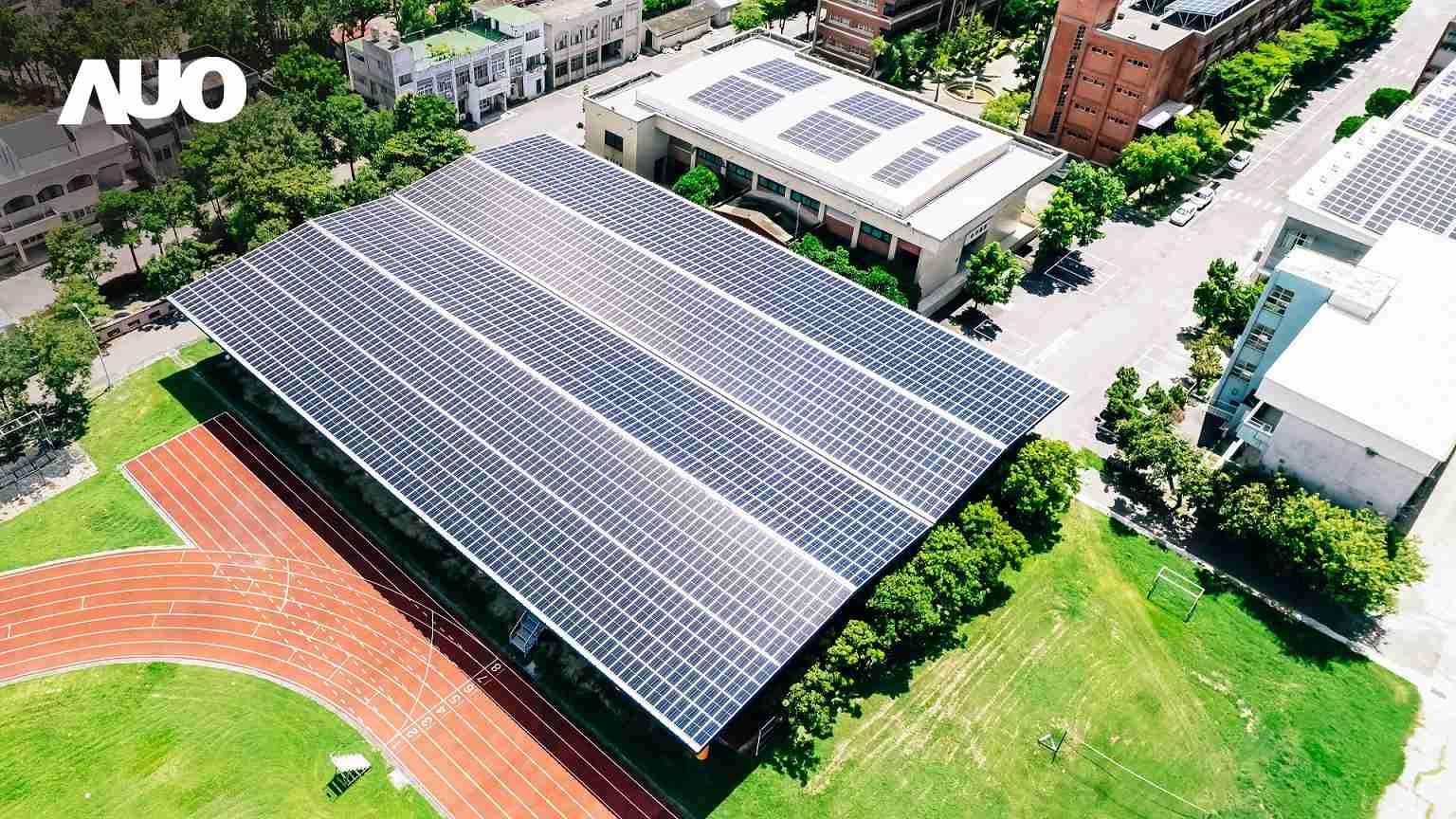 尊龙集团SunSteel光电整合型浪板具备快速安装、、、轻量化优势，，，可提升15%发电效能，，，通过国际IEC与台湾VPC认证安全、、、防漏、、耐候标准