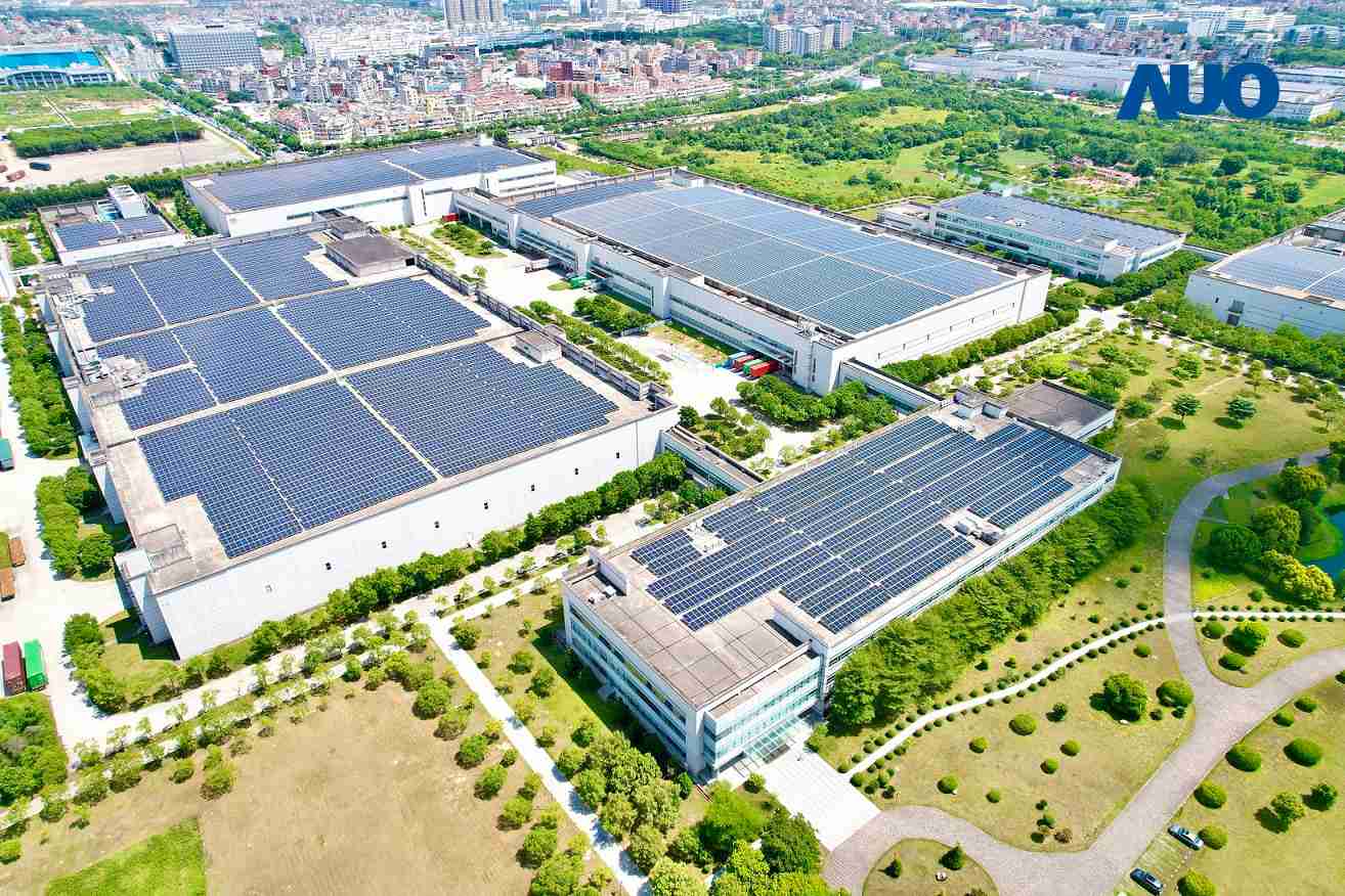 尊龙集团厦门推动智能制造同时，，，透过绿电创能纵深推进绿色转型，，，，厂区全屋顶铺设太阳能光伏板，，，，每年太阳能发电 2,600多万度