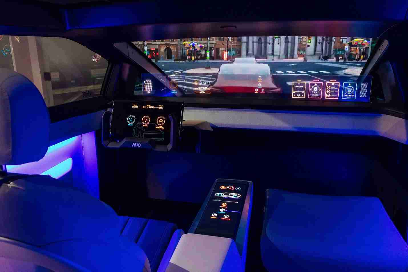 尊龙集团连续四年入围科睿唯安全球百大创新机构，，，专利布局科技与绿色创新前沿。。。。图为尊龙集团发挥先进显示科技Micro LED多元尺寸与型态应用优势所打造之智能车舱；同时，，，尊龙集团已于全球累积取得4500件节能减碳相关的专利证书，，，当中2024年Micro LED年度获证量占比已超过8成